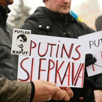 Pie Krievijas vēstniecības aiztur Latvijas Ukraiņu kongresa priekšsēdētāju un TV3 operatoru; akcijā pulcējas 50 cilvēki