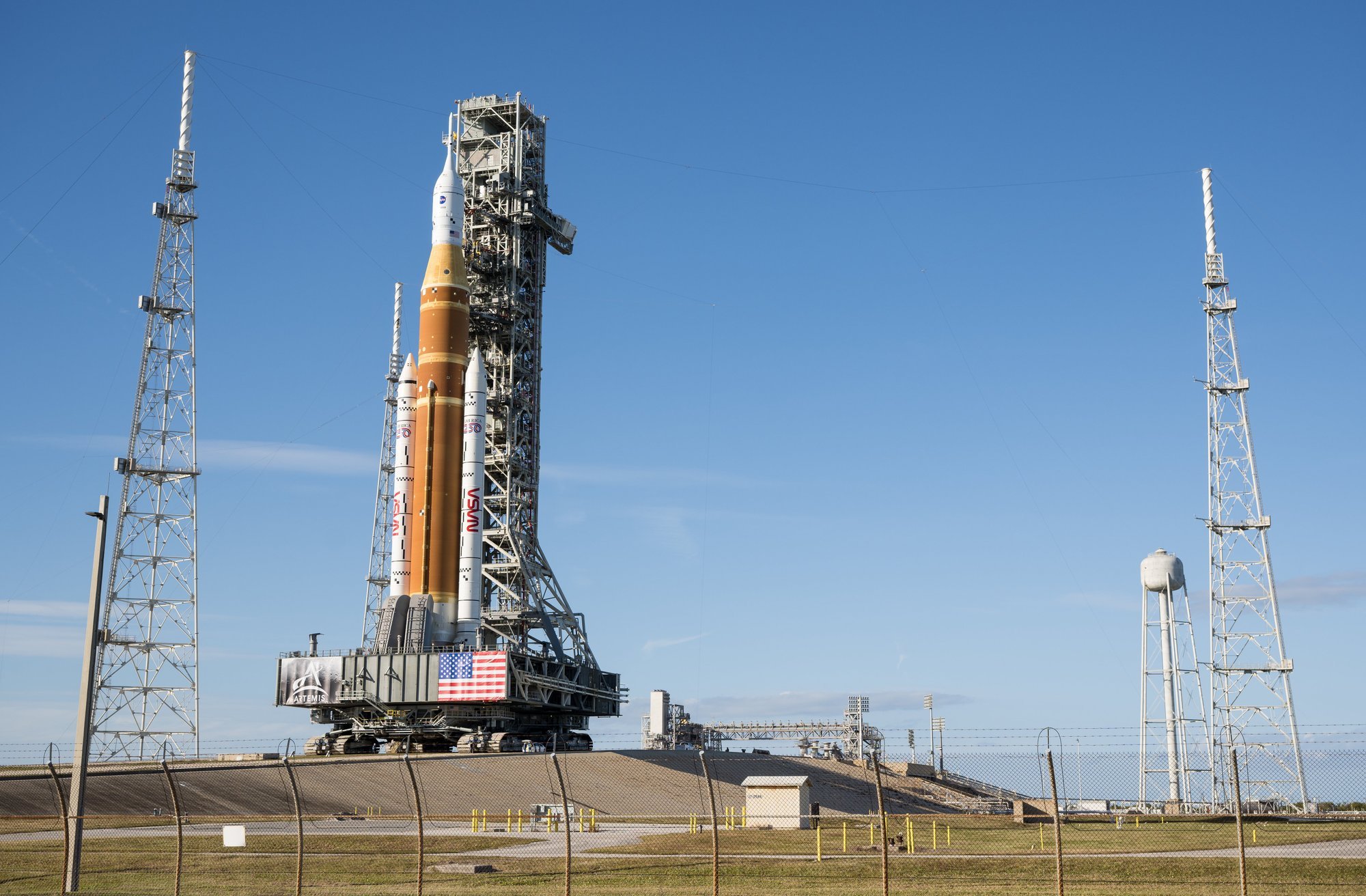 NASA raķete tomēr ripos atpakaļ uz angāru; ilgi gaidītais cilvēku ...