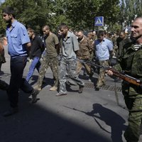 Ukrainas karagūstekņu 'gājiens' ir Ženēvas konvencijas pārkāpums, paziņo cilvēktiesību aizstāvji