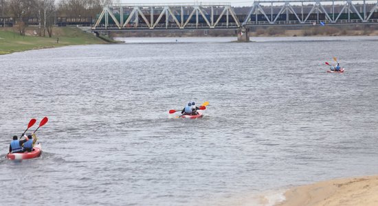 Foto: Pavasara sniegā aizvadītas spraigas cīņas 'xRace' sezonas atklāšanā Jelgavā