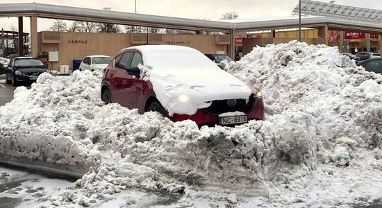 Foto: 'Spice' stāvvietā mašīnu ierok sniegā; saimnieks izsauc policiju
