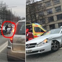 Foto: 'Mercedes' avārija uz Brīvības gatves un autovadītāju kautiņš