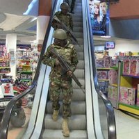 Armija pārņēmusi teroristu ieņemto Kenijas lielveikalu; krīze turpinās