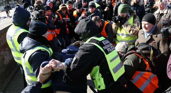 Двух задержанных во время шествия легионеров освободили