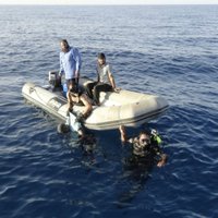 Itālijas krasta apsardze Vidusjūrā dreifējošā laivā atrod 18 mirušus migrantus