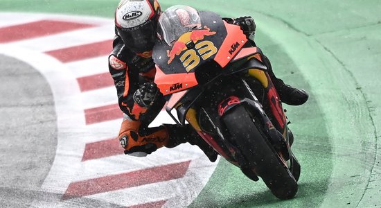 DĀR motobraucējs Binders uzvar 'MotoGP' sacensību posmā Austrijā