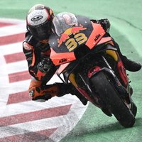 DĀR motobraucējs Binders uzvar 'MotoGP' sacensību posmā Austrijā