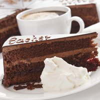 Šokolādes biskvīta kūka ar aprikožu ievārījumu – Zahera torte