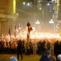 ФОТО, ВИДЕО: Тысячи человек приняли участие в факельном шествии в Старой Риге