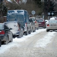 Sniegs apgrūtina braukšanu visā Latvijā
