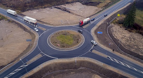 Atklāj pārbūvētos valsts galveno autoceļu A12 un A13 posmus