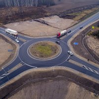 Atklāj pārbūvētos valsts galveno autoceļu A12 un A13 posmus