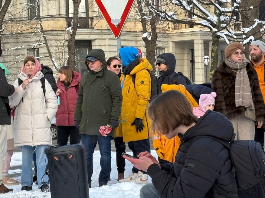 ФОТО. В Риге прошла акция памяти Алексея Навального   