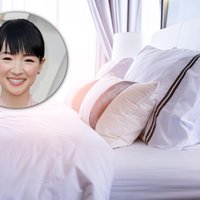Kārtošanas superzvaigznes Marijas Kondo pamācība, kā veikli salocīt gultasveļu