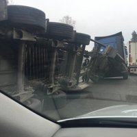 ФОТО: На шоссе Резекне-Лудза перевернулся грузовик (движение возобновлено)
