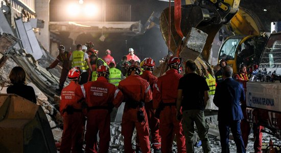 Serbijā zem sagruvušas stacijas nojumes gājuši bojā 13 cilvēki