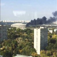 Video: Maskavā Pasaules kausa stadionā 'Lužņiki' izcēlies ugunsgrēks