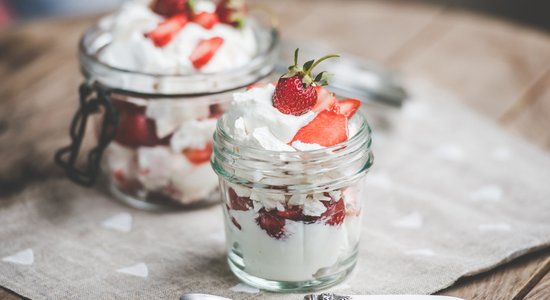 Gaisīgais deserts ar zemenēm un bezē jeb 'eton mess'