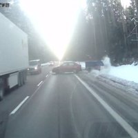 Video: Uz slidenajiem poļu ceļiem auto sašūpojas un nokļūst grāvī