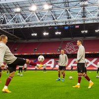 Foto: Latvijas futbolisti gatavojas spēlei pret 'oranžajām' zvaigznēm