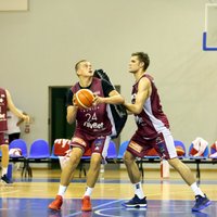 Latvijas basketbola izlase pēdējā minūtē ar grūtībām nosargā uzvaru pār Somiju