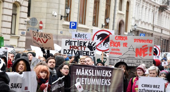 Foto: Dzīvnieku aizstāvju un cirka atbalstītāju protests pie Saeimas