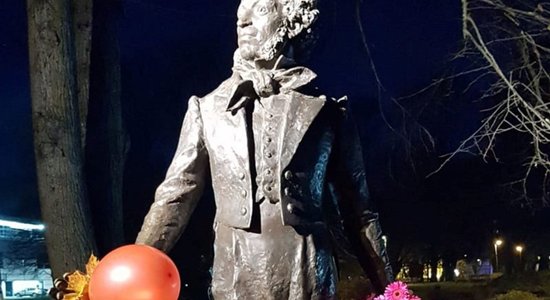 Неизвестные вандалы раскрасили памятник Пушкину в цвета флагов Латвии и Украины
