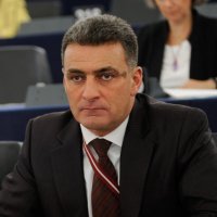 Kasparova pilsonības lieta: eirodeputāts Mirskis nikni kritizē Latvijas demokrātiju
