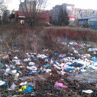 Foto: Krasta ielas 'McDonald's' pieguļošā teritorija 'slīkst' atkritumos