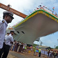 Indija prezentē savu pirmo pašbūvēto aviācijas bāzes kuģi (+FOTO)