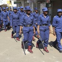 Vēlēšanas Zimbabvē: Hararē slēgti veikali un patrulē armija
