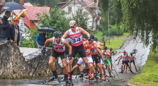 Foto: Latvieši izcīna trīs no četrām zelta medaļām Pasaules kausā rollerslēpošanā