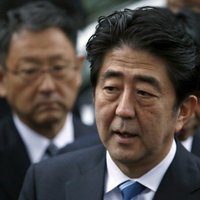 Japāna nepadosies cīņā ar 'Islāma valsts' teroristiem, pēc žurnālista slepkavības sola premjers