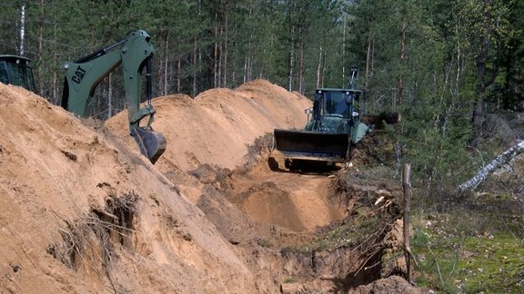 NBS kaujas inženieri sāk meža ceļa pārrakšanu