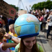 Foto: Tūkstošiem cilvēku Vācijā protestē pret pašreizējo cīņu ar klimata izmaiņām