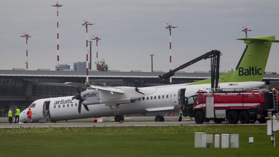 'airBaltic' avārijas nosēšanās Rīgas lidostā - 7