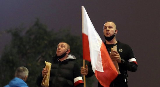 Десятки тысяч человек вышли на марш националистов в Варшаве