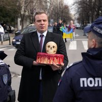 Aktīvists Belgradā pie Krievijas vēstniecības atved 'nāves kūku'