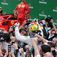 Hamiltons uzvar Brazīlijas 'Grand Prix', 'Mercedes' kārtējo reizi triumfē Konstruktoru kausā