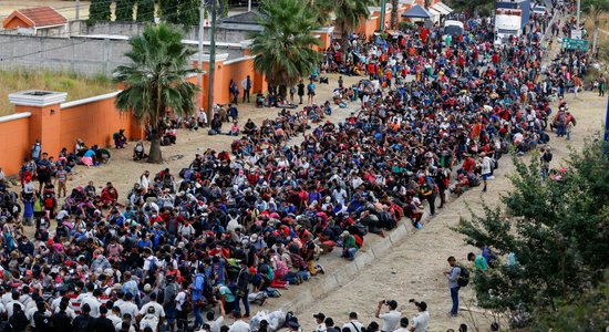 Kārtējā nelegālo imigrantu kolonna no Hondurasas sasniedz Gvatemalu