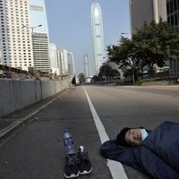 Vairums Honkongas demonstrantu izklīduši; piektdien notiks sarunas ar valdību