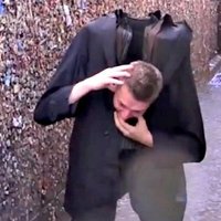 Video: Publiku pārsteidz cilvēks bez galvas
