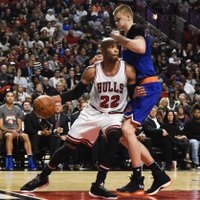 Porziņģa 27 punkti palīdz 'Knicks' principiālā duelī apturēt 'Bulls'