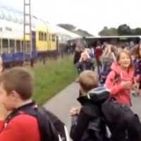 Video: Vācijā vilciens ietriecas skolēnu autobusā