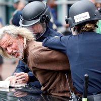 Foto: Trampa pretinieku un policijas sadursmēs Kalifornijā arestēti 35 cilvēki