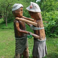 Baužu ģimenes neparastais cimdu un koka skulptūru dārzs