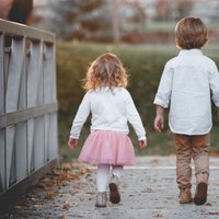 Kā panākt, lai māsas un brāļi bērnībā dzīvotu saticīgāk