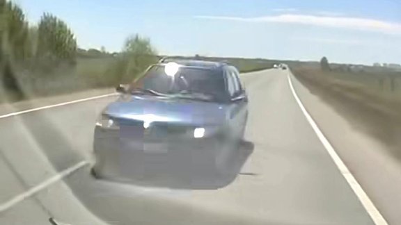 Video: Šoferis no Latvijas par mata tiesu izvairās no frontālās sadursmes Lietuvā