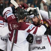 Latvijas hokeja izlase ziedo nūju un kreklus labdarībai