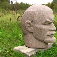 ФОТО: В Кракове появился писающий Ленин